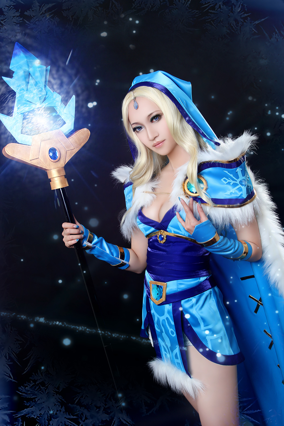 冰女来为贫道降降火<em>dota</em>2<em>女玩家</em>cos爆乳冰女
