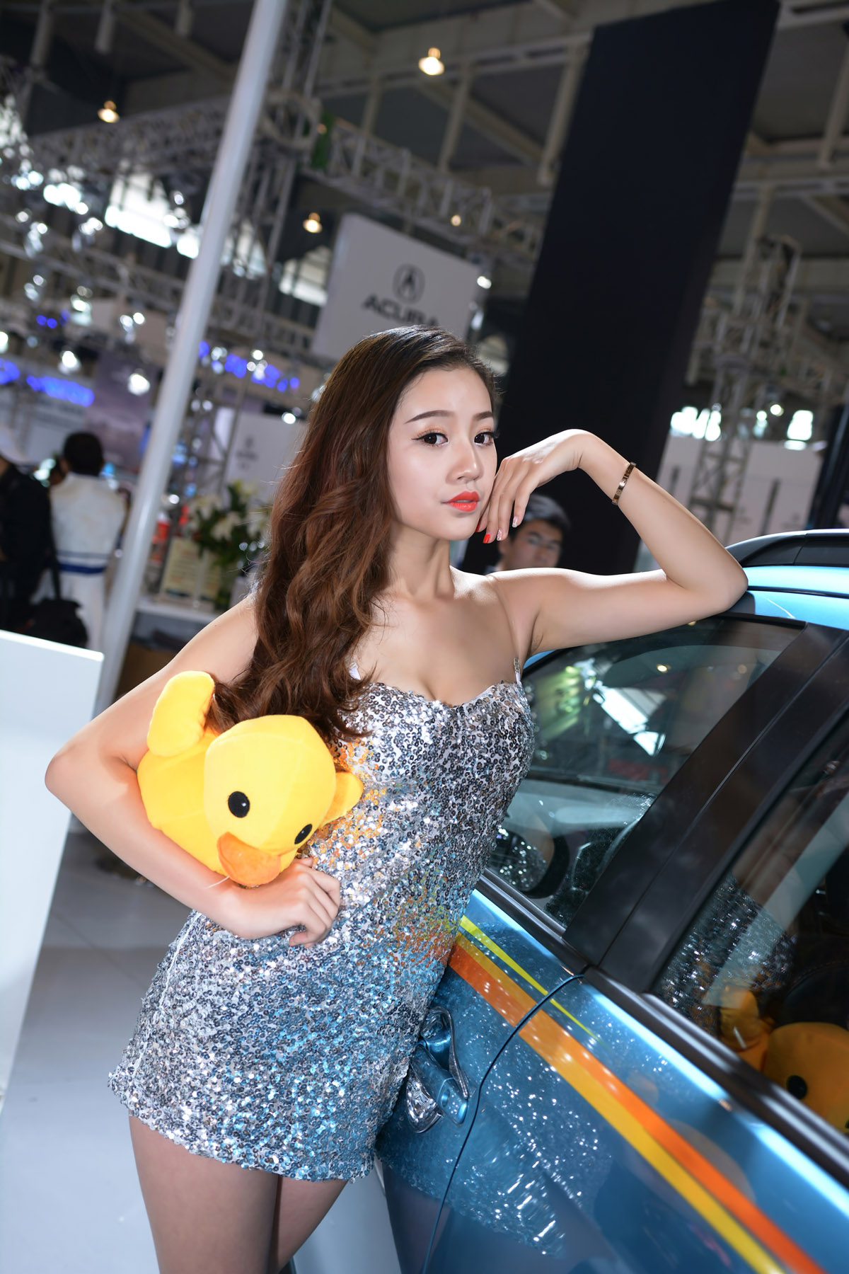 红唇性感电影美女掐死被微美女a红唇的大鸭子和她的烈焰图片