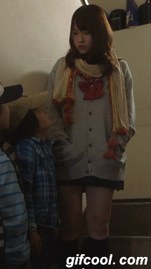 搞笑gif动图(10月31日) 熊孩子掀短裙妹子福利 活该一