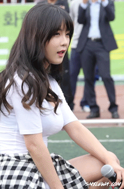 搞笑gif动图(10月31日) 熊孩子掀短裙妹子福利 活该一