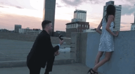 斯考特不顾危险推开女票,上演了一出英雄救美的戏码