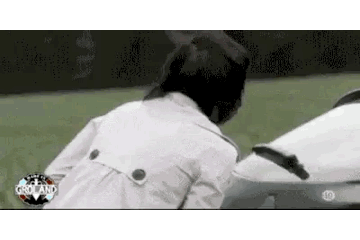 搞笑gif动图12月22日现实和理想的差距胸器妹子蹦蹦跳跳