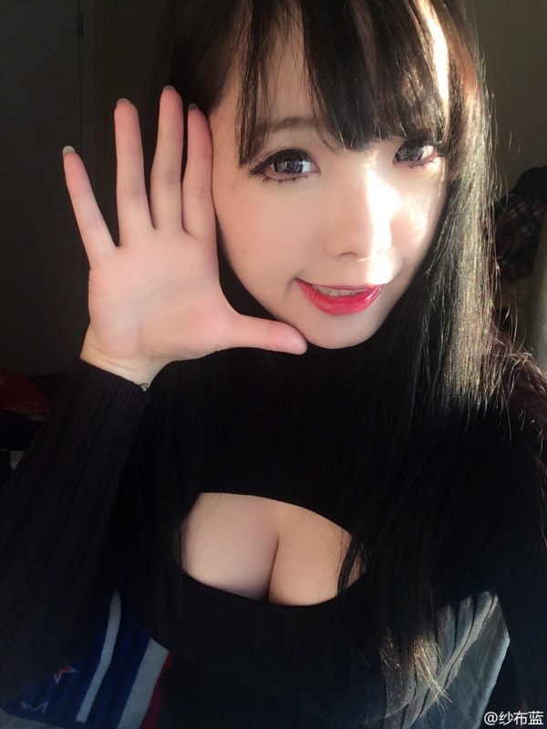 严冬也包裹不住美女的性感 开胸毛衣显豪乳倾