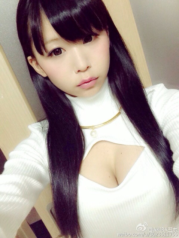 严冬也包裹不住美女的性感 <em>开胸毛衣</em>显豪乳倾