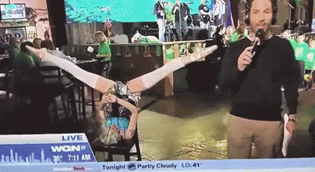 活的不如一只猫俯视妹子的完美角度每周搞笑gif图片大合集55