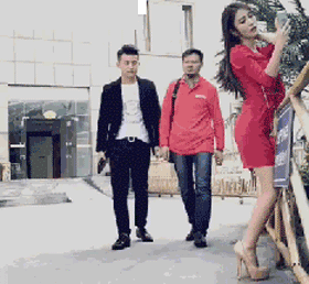 每日爆笑动图7月8日你这真想一屁股坐上去爆笑动图教你如何帮妹纸扣