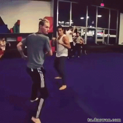 每日爆笑动图8月13日妹子好厉害的拳法虎虎生风是在下输了