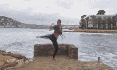 搞笑gif动图(5月7日) 男教练的福利真好 老司机手语教学