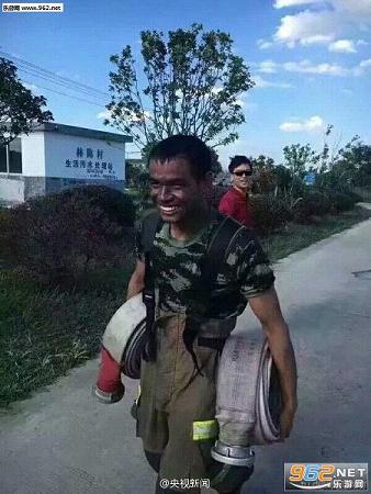 搞笑囧图(7月25日)如此魔性的表情 只有汪星人能做到