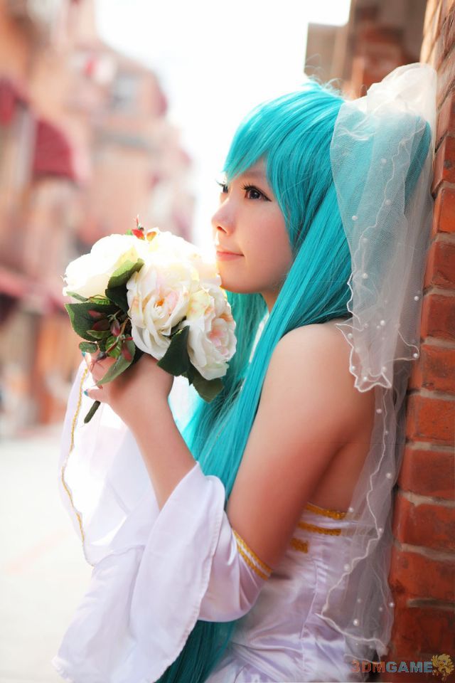 国产coser也给力,婚纱版初音未来