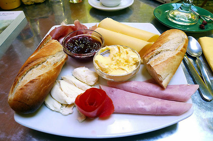 巴西早餐:非常美味的早餐,有肉,奶酪和面包,就是最常见的搭配了.