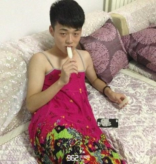 每日搞笑囧图(11月23日)活该你注孤生,都不知道给美女让个座