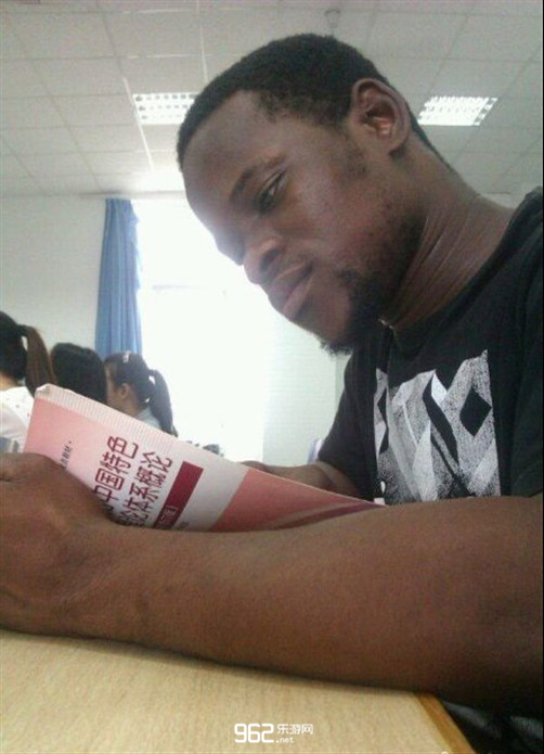 每日搞笑囧图(11月23日)活该你注孤生,都不知道给美女让个座