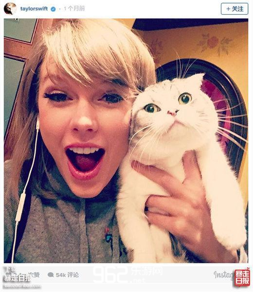 每日搞笑囧图(12月7日) 女神又在秀新纹身 哥们一下子抓住了重点